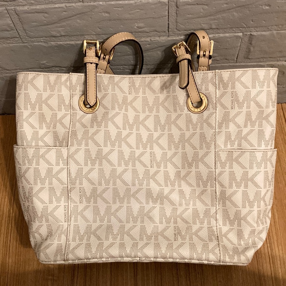 Micheal Kors Purse - Picture 1 of 5